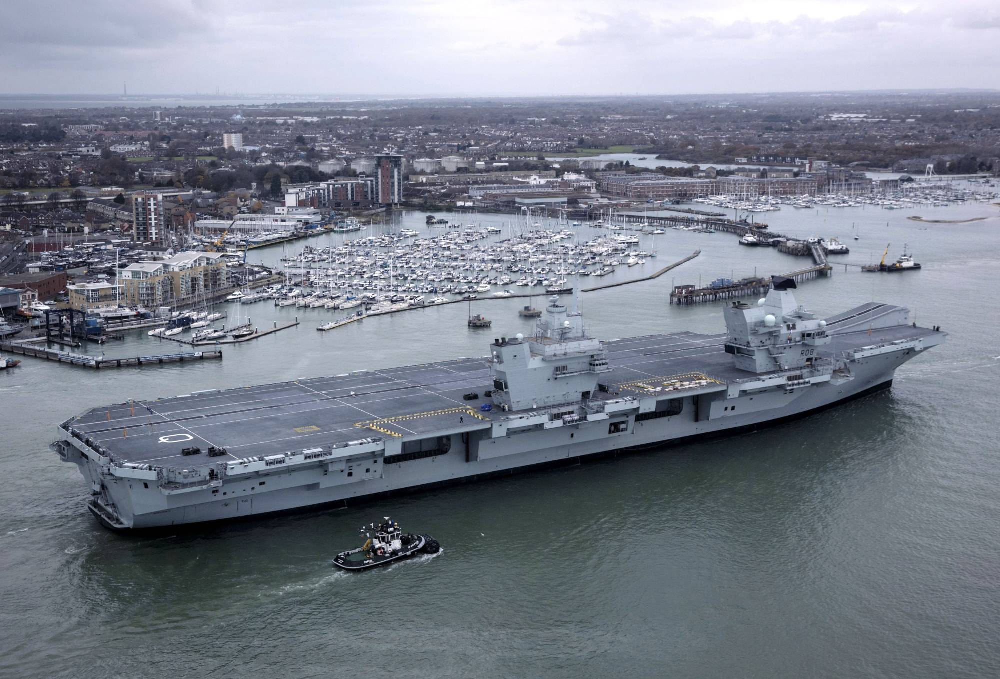 British aircraft carrier HMS Queen Elizabeth in November 2017 in Portsmouth, England | GETTY IMAGES / VIA KYODO