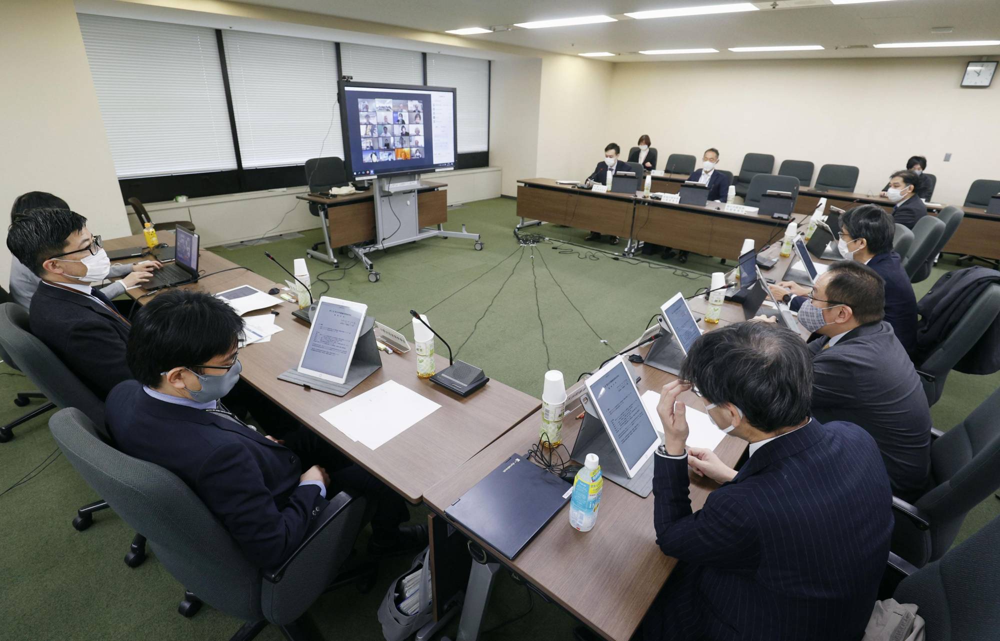 A meeting of health experts is held at the health ministry Friday to discuss revising the infectious disease law to introduce fines or prison sentences. | KYODO