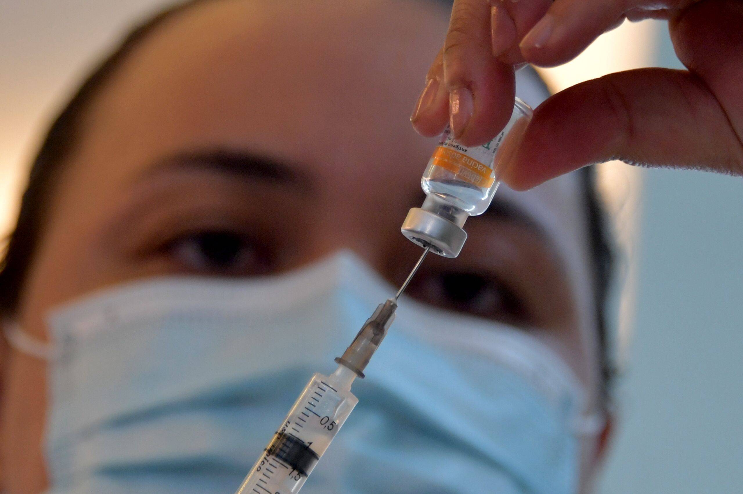 A Brazilian health worker prepares a dose of a coronavirus vaccine in Sao Paulo on Sunday. | AFP-JIJI