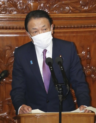 Finance Minister Taro Aso delivers a speech at the Lower House plenary session Monday. | KYODO
