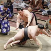 Endo pulls down Takakeisho during their Day 9 bout on Monday at Ryogoku Kokugikan. | KYODO