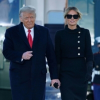 Outgoing U.S. President Donald Trump and first lady Melania Trump greet family and supporters after flying on Marine One to Joint Base Andrews in Maryland on Wednesday. Trump traveled to his Mar-a-Lago golf club residence in Palm Beach, Florida, after giving a short speech at the base. | AFP-JIJI
