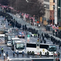 Members of law enforcement line the streets ahead of the inauguration of U.S. President-elect Joe Biden on Wednesday in Washington. | POOL / VIA AFP-JIJI