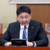 Mongolia\'s Prime Minister Khurelsukh Ukhnaa gives his resignation statement to the media in Ulaanbaatar on Thursday, following protests. | AFP-JIJI