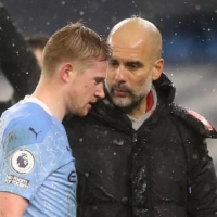 Manchester City manager Pep Guardiola speaks with Kevin De Bruyne  following their match against Aston Villa in Manchester, England, on Wednesday. | POOL / VIA REUTERS