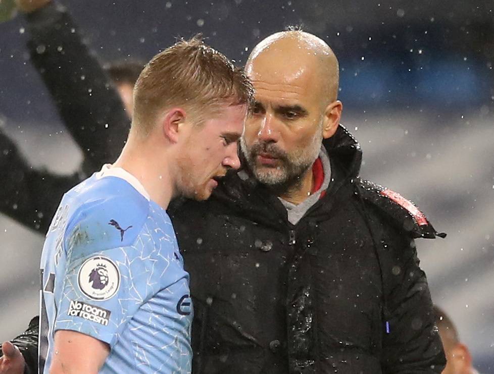 Manchester City manager Pep Guardiola speaks with Kevin De Bruyne  following their match against Aston Villa in Manchester, England, on Wednesday. | POOL / VIA REUTERS