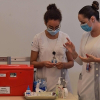 Health workers talk as they vaccinate colleagues with the Sinovac\'s vaccine at the Clinicas Hospital in Sao Paulo on Jan. 18.  | AFP-JIJI