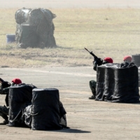Members of Taiwan\'s armed forces participate in a military exercise in Hukou, Hsinchu county, on Jan. 19.  | BLOOMBERG