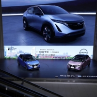 Nissan Motor Co.\'s Note e-Power vehicles are displayed in a showroom at the company\'s global headquarters in Yokohama on Monday. | BLOOMBERG