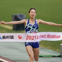 Mao Ichiyama wins the Osaka Women\'s Marathon in Osaka on Sunday. | KYODO
