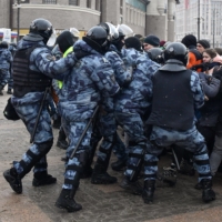 Protesters oppose police during a rally in support of jailed opposition leader Alexei Navalny in Moscow on Sunday.  | AFP-JIJI