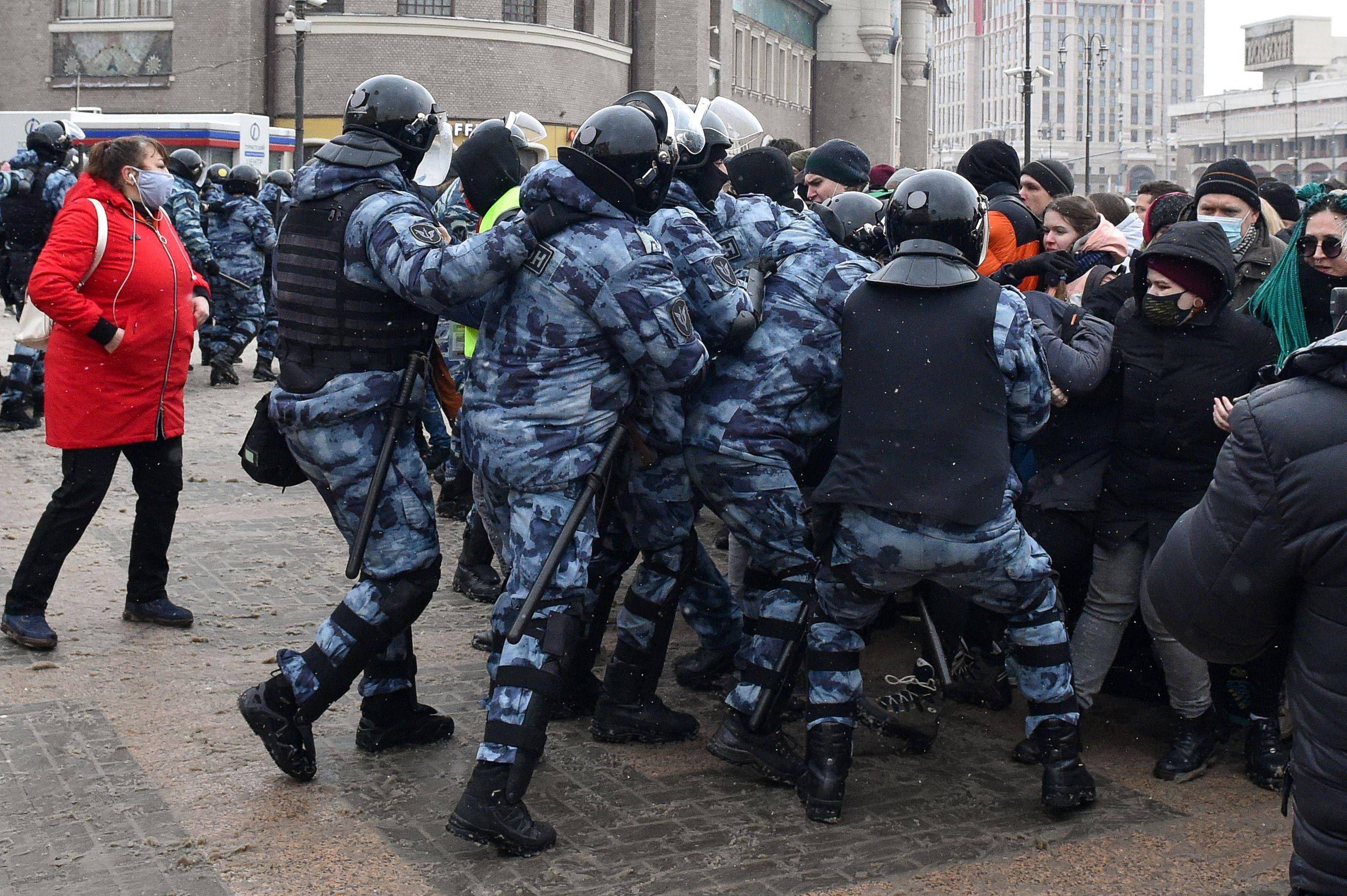 Protesters oppose police during a rally in support of jailed opposition leader Alexei Navalny in Moscow on Sunday. | AFP-JIJI