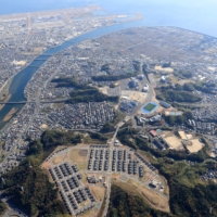 A development plan for an area in Iwakuni, Yamaguchi Prefecture, involved leveling the city’s Mount Atago to create a “dream town” for its residents. Unfortunately, due to flaws in the project’s profitability, the land was eventually repurposed for a U.S. base. | CHUGOKU SHIMBUN
