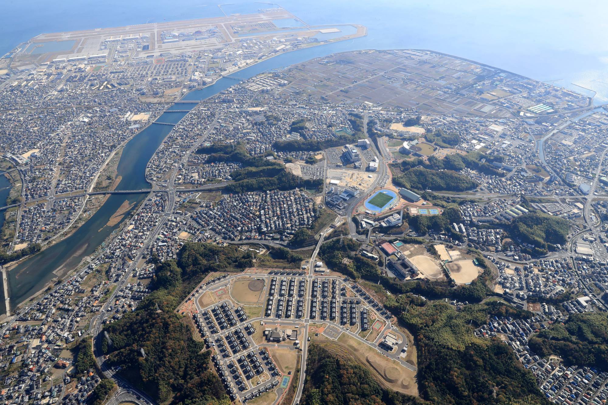 A development plan for an area in Iwakuni, Yamaguchi Prefecture, involved leveling the city’s Mount Atago to create a “dream town” for its residents. Unfortunately, due to flaws in the project’s profitability, the land was eventually repurposed for a U.S. base. | CHUGOKU SHIMBUN