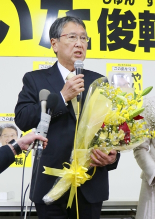 Shunsuke Yaita speaks to supporters Sunday in Nishinoomote, Kagoshima Prefecture, after being re-elected as mayor of the city. | KYODO