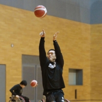 Wheelchair basketball player Reo Fujimoto practices shooting on Dec. 1, 2020, in Rifu, Miyagi Prefecture. | KYODO