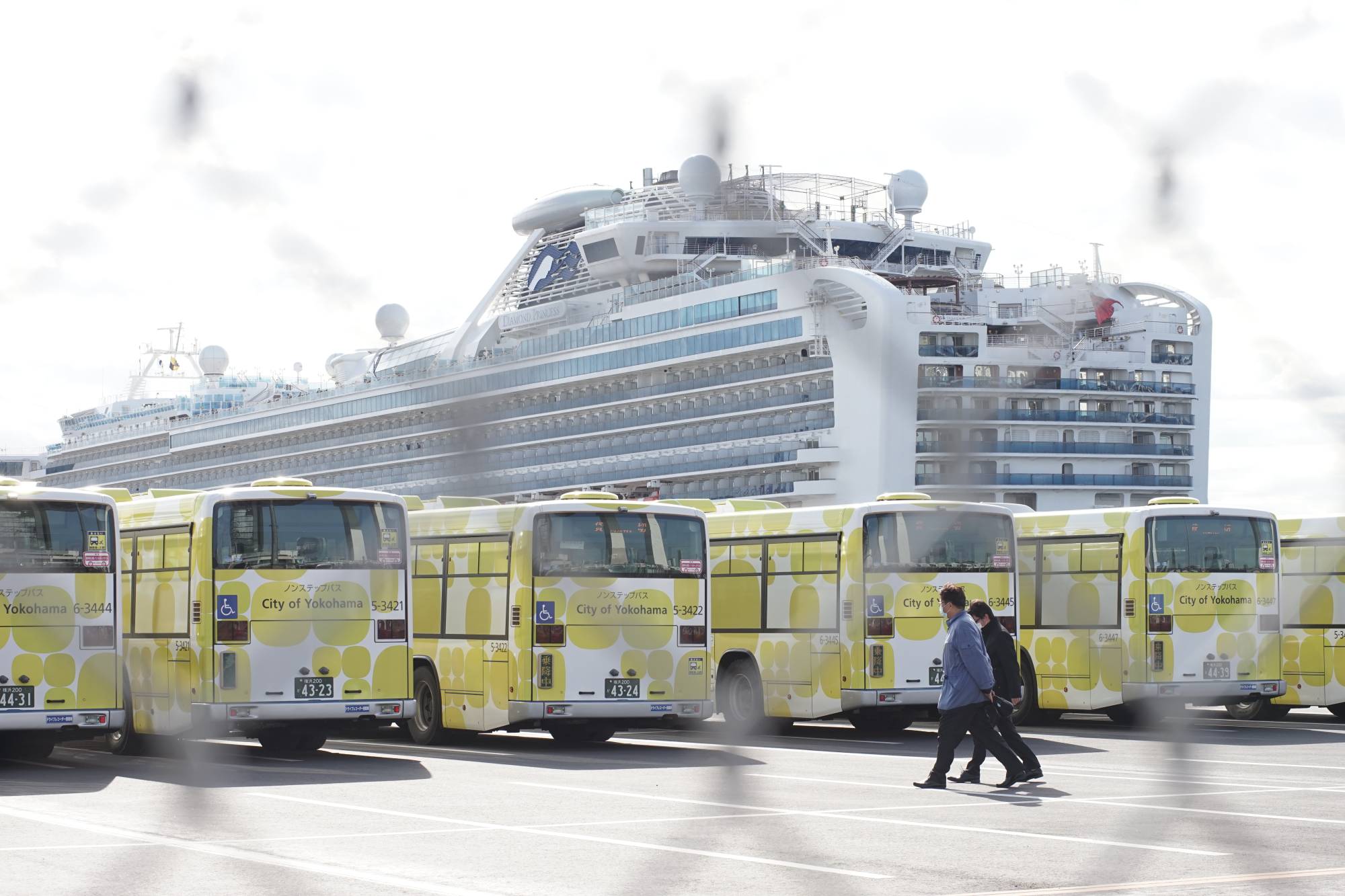 Buses wait for disembarking passengers to leave the coronavirus-hit Diamond Princess cruise ship in Yokohama. | RYUSEI TAKAHASHI 