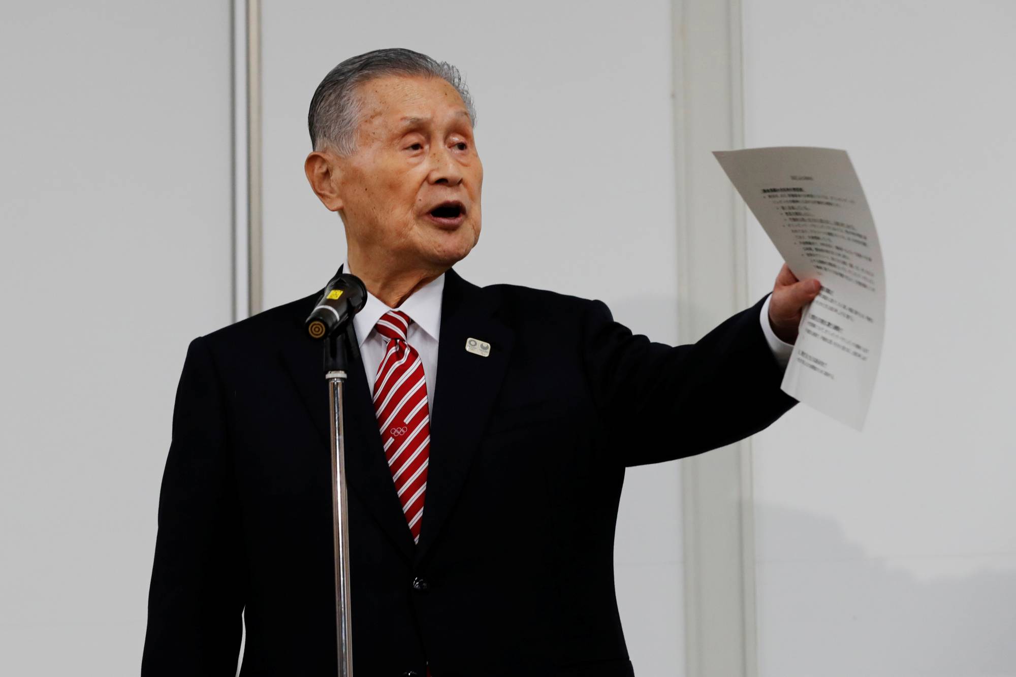 Yoshiro Mori, head of the Tokyo Olympic organizing committee, apologizes for his sexist remarks, at a news conference in Tokyo on Thursday. | POOL / VIA REUTERS