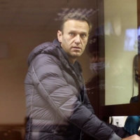 This screen grab from video taken Friday shows Russian opposition leader Alexei Navalny looking from inside a glass cell during a court hearing in Moscow.   | MOSCOW\'S BABUSHKINSKY DISTRICT COURT PRESS SERVICE / VIA AFP-JIJI