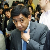 Fund manager Yoshiaki Murakami attends a news conference in Tokyo in June 2006. Murakami has recently become increasingly active almost a decade after an insider trading scandal forced him to close his multibillion-dollar fund. | BLOOMBERG