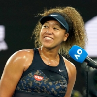 Naomi Osaka speaks to spectators after winning against France\'s Caroline Garcia on day three of the Australian Open in Melbourne on Wednesday.  | NATASHA MORELLO / TENNIS AUSTRALIA / VIA AFP-JIJI