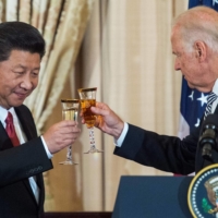 Then-U.S. Vice President Joe Biden and Chinese President Xi Jinping toast during a State Luncheon for China hosted by U.S. Secretary of State John Kerry in Washington in 2015. | AFP-JIJI