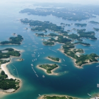 Ago Bay in the city of Shima faces the Pacific. Its key attractions include rugged cliffs, sandy beaches and fishing villages | 2020 MINISTRY OF THE ENVIRONMENT