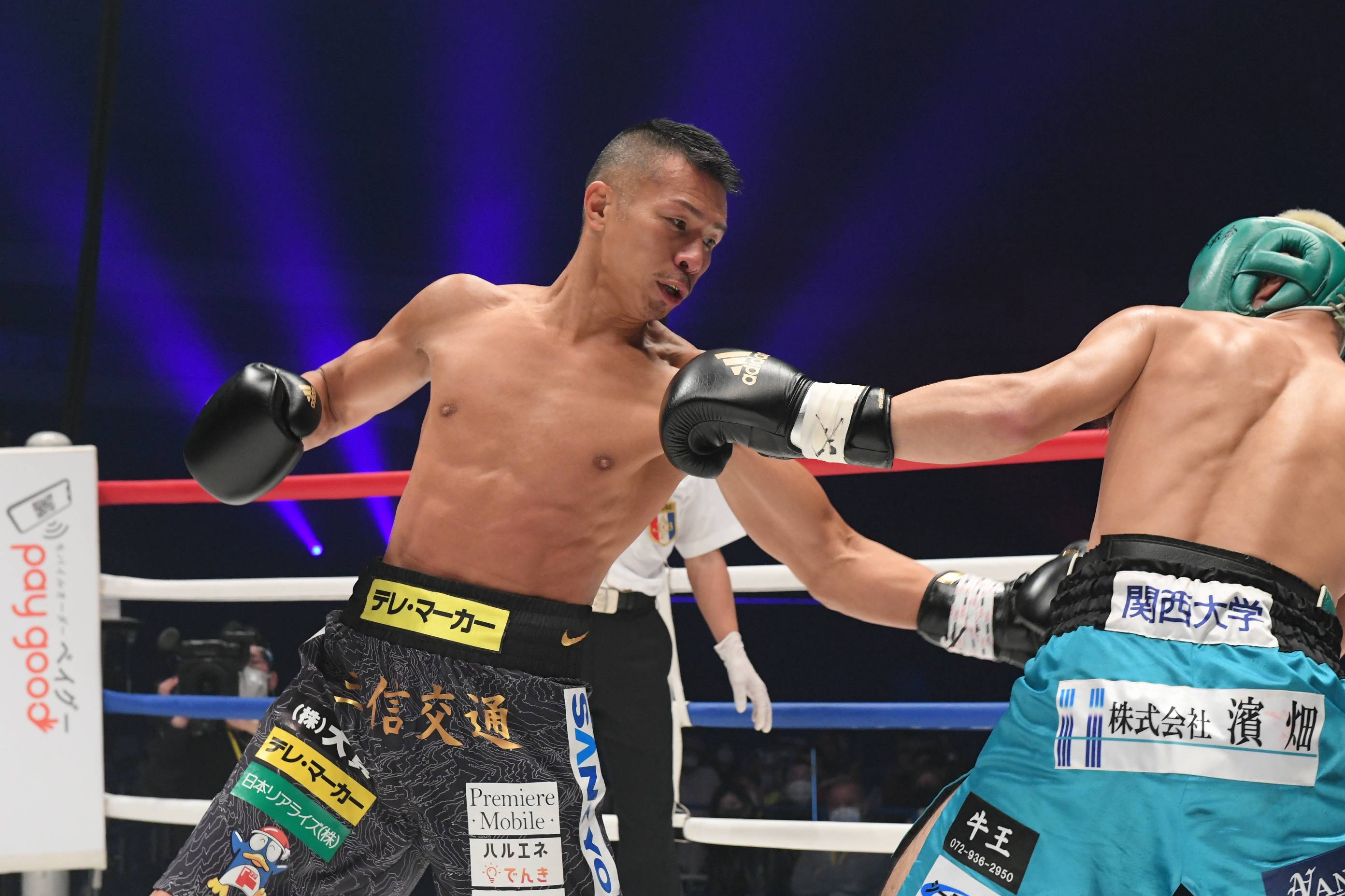 Takashi Uchiyama (left) lands a left against Kosuke Saka during their bout on Thursday. | Courtesy of the 