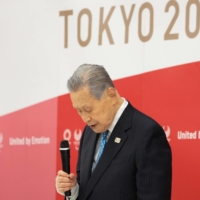 Yoshiro Mori, president of the Tokyo Organizing Committee of the Olympic and Paralympic Games, announces his resignation Friday at the committee headquarters in Tokyo. | POOL / VIA REUTERS