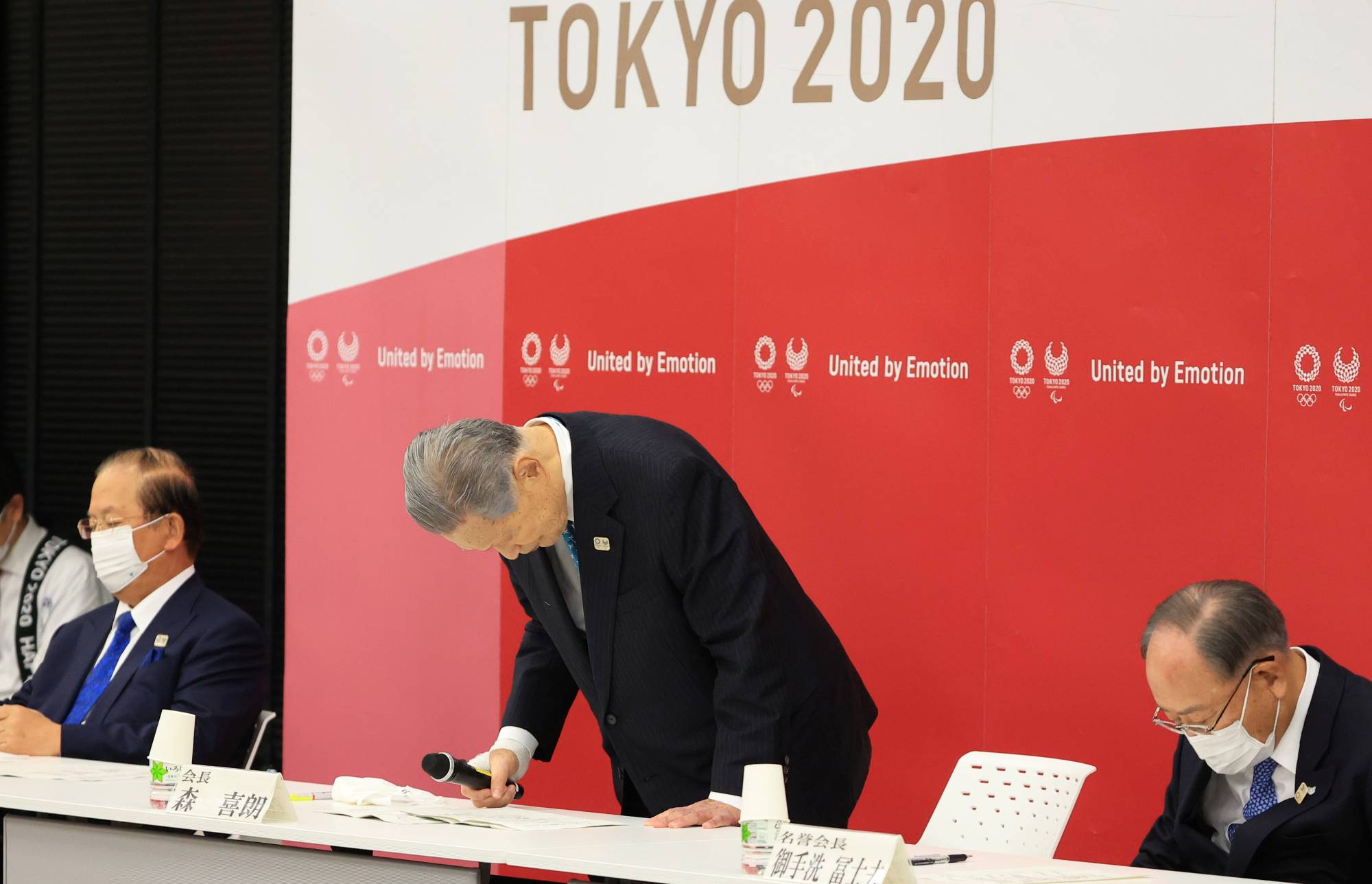 Yoshiro Mori, president of the Tokyo Organizing Committee of the Olympic and Paralympic Games, announces his resignation Friday at the committee headquarters in Tokyo. | POOL / VIA REUTERS