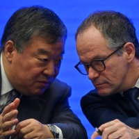 Peter Ben Embarek (right), the head of the World Health Organization\'s mission to the Chinese city of Wuhan, talks with Liang Wannian, leader of the Chinese side of China-WHO joint team, during a news conference in the city on Tuesday.  | AFP-JIJI