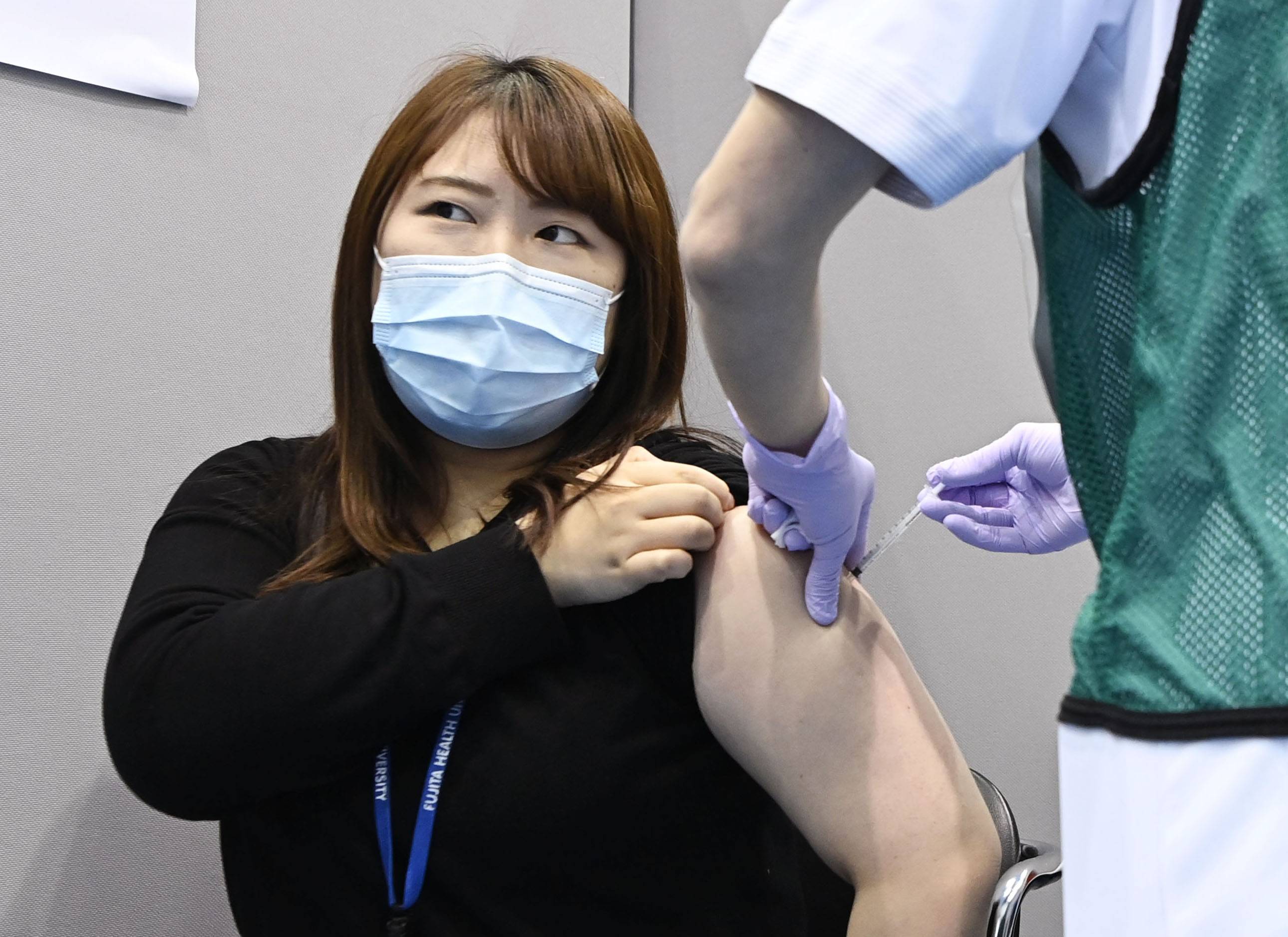 Вакцины японии. Japan Covid 19. Вакцинация в Японии. Японские ученые. Министр здравоохранения Японии.