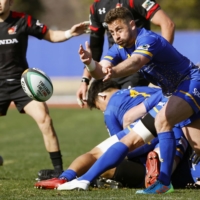 NTT Communications\' Greig Laidlaw passes during his team\'s game against the Honda Heat on Saturday. | KYODO
