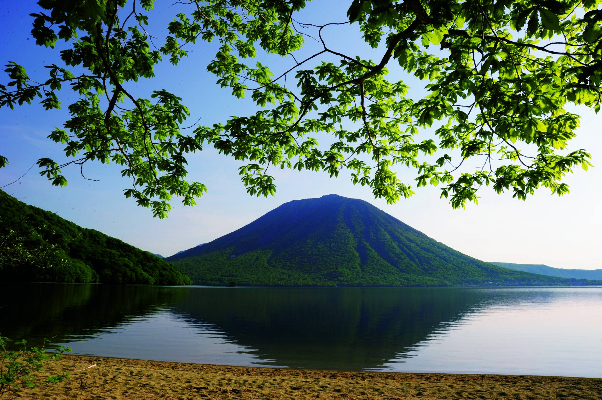 Japan’s highest natural lake, Lake Chuzenji is located 1,269 meters above sea level at the foot of Mount. Nantai, which is 2,486 meters high. | TOBU RAILWAY