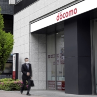 NTT Docomo will lower its new 20-gigabyte monthly mobile plan to ¥2,700. | BLOOMBERG