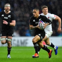 New Zealand\'s Aaron Smith runs the ball against England in London on Nov. 10, 2018. | REUTERS
