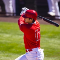 Angels designated hitter Shohei Ohtani hits a first-inning single against the White Sox during a spring training game on Monday in Tempe, Arizona. | USA TODAY / VIA REUTERS