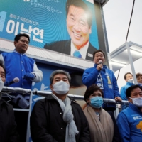 Lee Nak-yon, a former South Korean prime minister, speaks at a campaign rally in Seoul in April 2020. | REUTERS