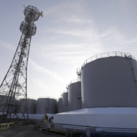 Storage tanks of contaminated water occupy a large plot at the Fukushima No. 1 nuclear power plant. | BLOOMBERG