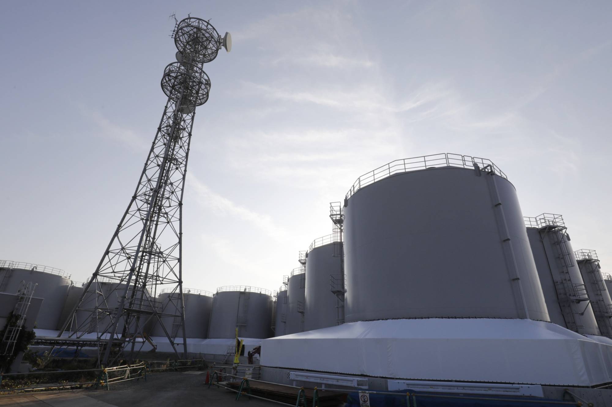 Storage tanks of contaminated water occupy a large plot at the Fukushima No. 1 nuclear power plant. | Bloomberg