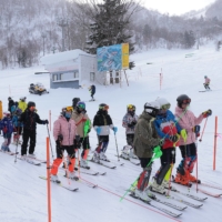 The Sapporo Teine ski resort is seeing an increase in local visitors amid the COVID-19 pandemic. | HOKKAIDO SHIMBUN