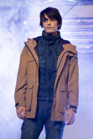 Make it work: Utility wear brand Workman presented a show with the theme of 'tough and kawaii' at Tokyo Girls Collection held on Feb. 28. | WORKMAN 