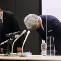 Mizuho Bank President Koji Fujiwara bows in apology during over the firm\'s fourth system glitch in two weeks, during an urgently arranged news conference Friday in Tokyo. | KYODO