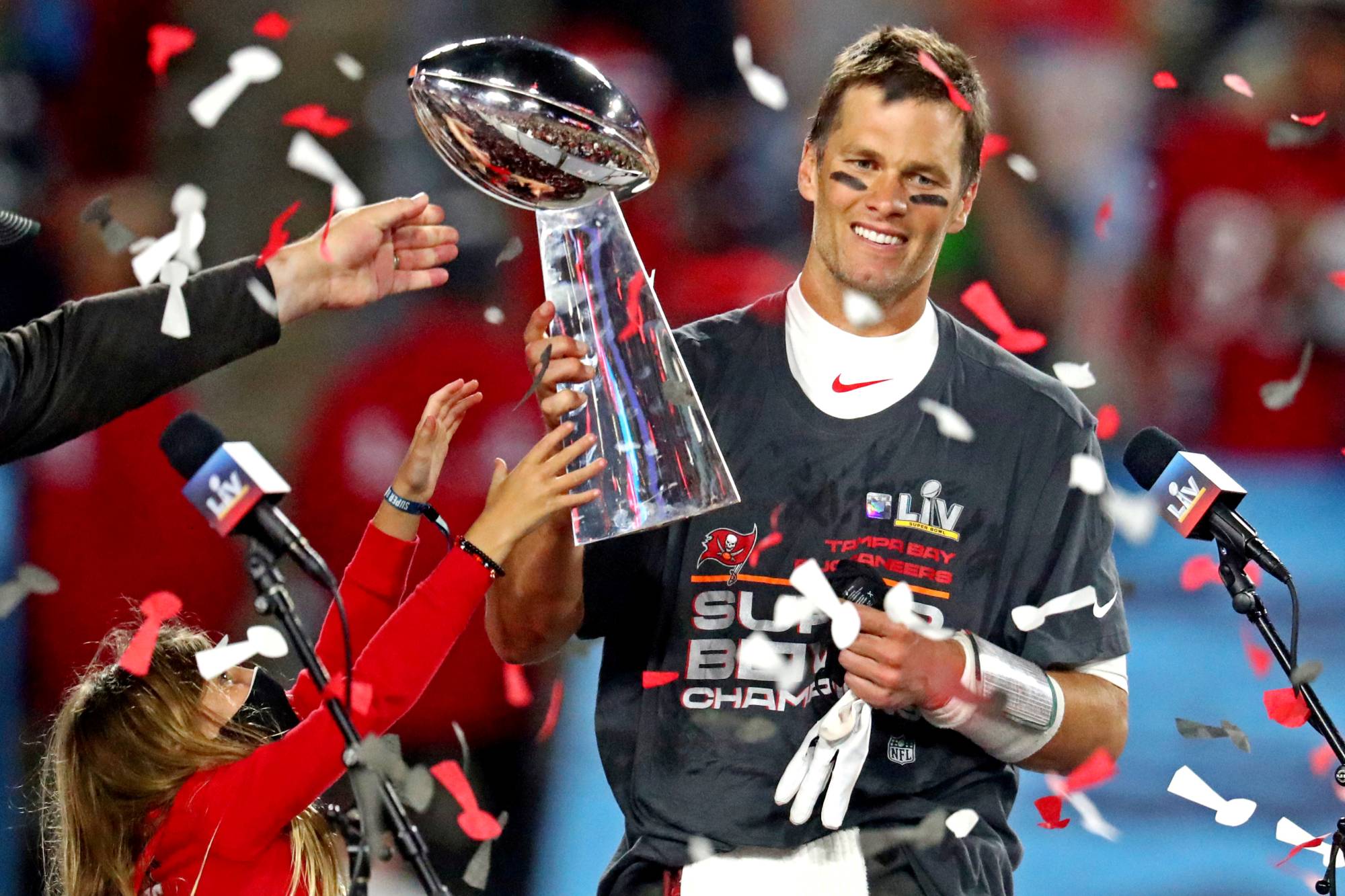 Tom Brady signs with Tampa Bay Buccaneers