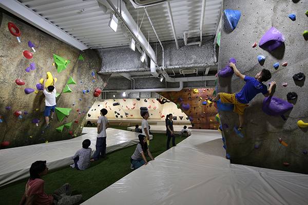 Climbers cheer each other on as they take turns on the world renowned boulders at B-Pump Ogikubo. | COURTESY OF FRONTIER SPIRITS