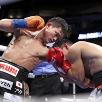 Hiroto Kyoguchi (left) fights Mexico\'s Axel Aragon Vegas during their WBA light flyweight title bout on Saturday in Dallas. | MATCHROOM / VIA KYODO