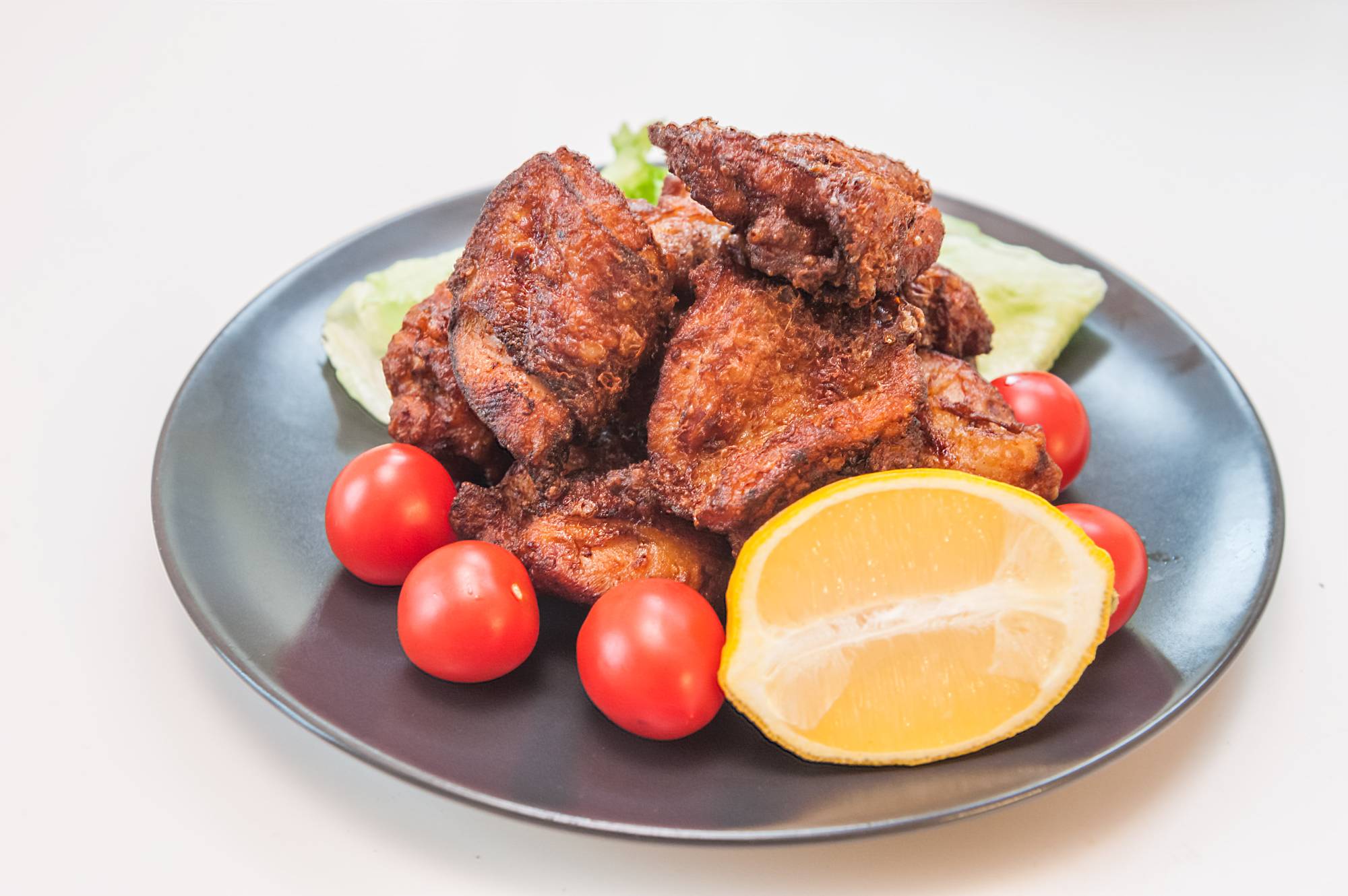 Double-fried: Zangi (Hokkaido-style fried chicken) is marinated in a slightly sweet sauce. Top with lemon juice when serving. | MAKIKO ITOH