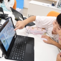 Students experience computer programming at Midorino Gakuen Compulsory Education School in Tsukuba, Ibaraki Prefecture, in June 2019. | MIDORINO GAKUEN COMPULSORY EDUCATION SCHOOL
