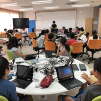 Students listen to a teacher explain a class exercise involving artificial intelligence at Midorino Gakuen Compulsory Education School in Tsukuba, Ibaraki Prefecture, in July 2019. | MIDORINO GAKUEN COMPULSORY EDUCATION SCHOOL