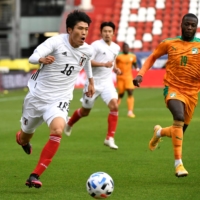 Japan\'s Takehiro Tomiyasu controls the ball during a friendly against Cote d\'Ivoire in Utrecht, Netherlands, on Oct. 13, 2020. | REUTERS
